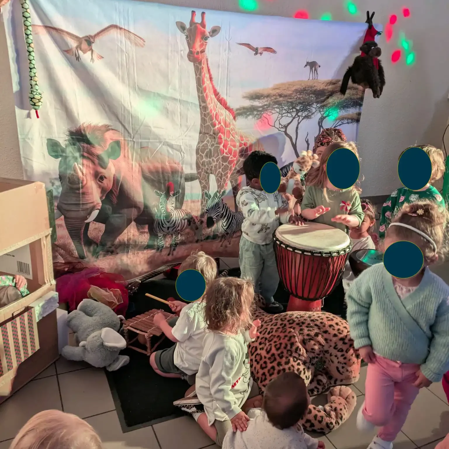 enfants essayent instruments